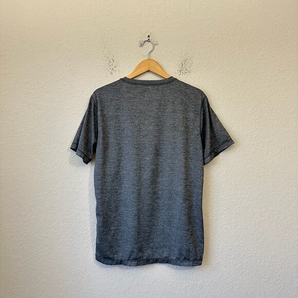 VUORI Graphic T-Shirt Heather Gray Stretch Gym Workout Performance - Picture 2 of 5